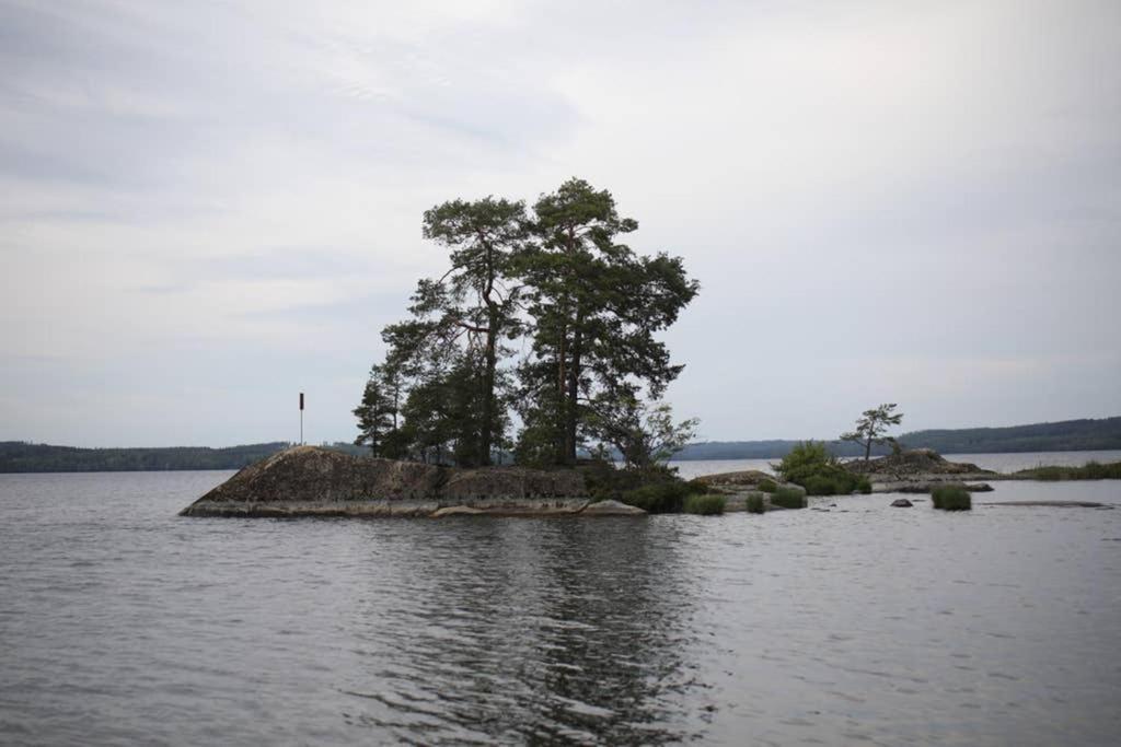 Sjoenaera Stuga Med Bat Och Bastu Ramkvilla Eksteriør billede