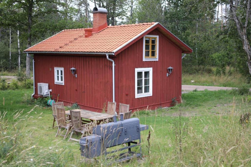 Sjoenaera Stuga Med Bat Och Bastu Ramkvilla Eksteriør billede
